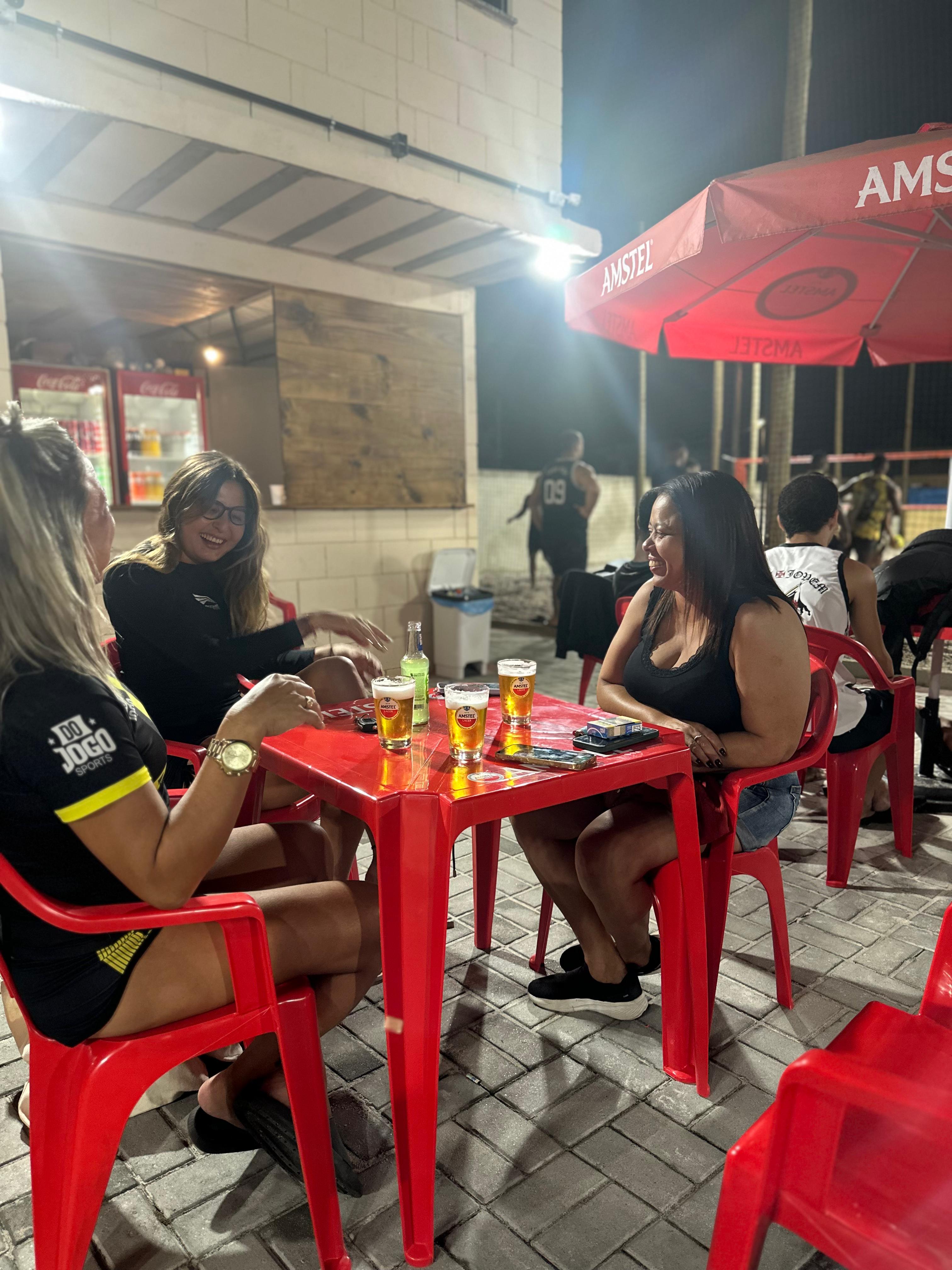Clientes reunidos no pátio e bar do Varandas Beach Club